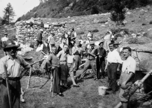 Imbracciare il copàl (mestolo) al posto del moschetto