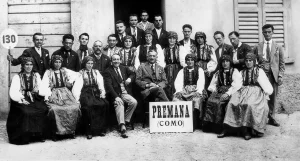 Ragazze posano in costume con i rispettivi cavalieri