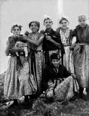 1942 - Travestiti,  per scherzo, in Pizzòlt