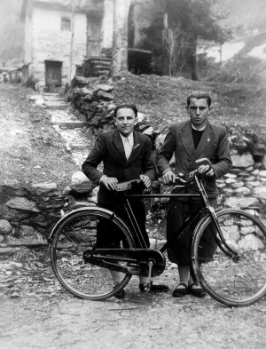 Bino e Roch al ponte di Pagnona in bici