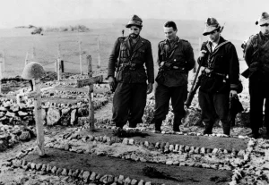 Russia, 1942: Premanesi sulla tomba del Caporale  Carlo Gianola Bie, caduto il 6 settembre.