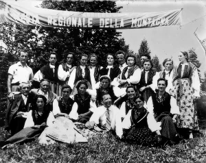 Per sagre: indossare gli abiti della tradizione comincia ad assumere tratti di folklore