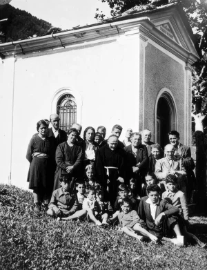 Gruppo con frate alla cappelletta di Ronco