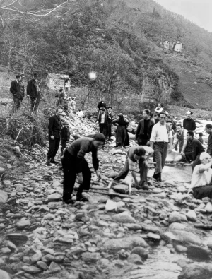 Lavori in corso per il primo campo sportivo, a Giabbio