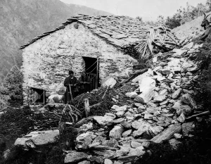 Vita d'alpeggio: nel tascapane il sale per le capre